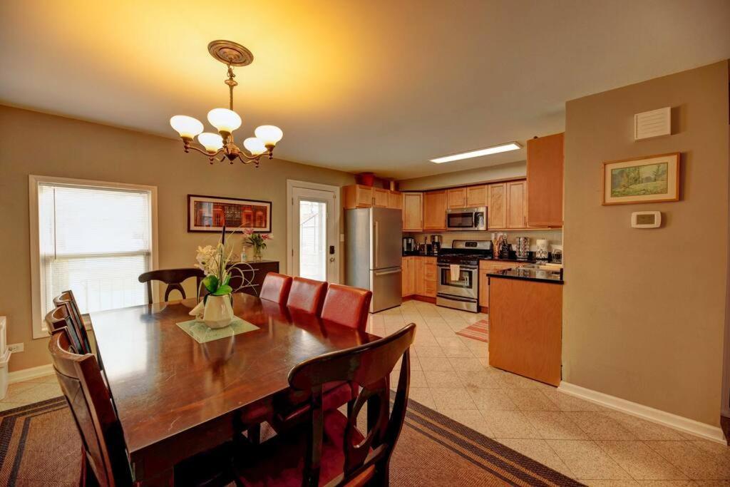 Spacious Row Home Next Transit Near Downtown W Parking Чикаго Екстериор снимка