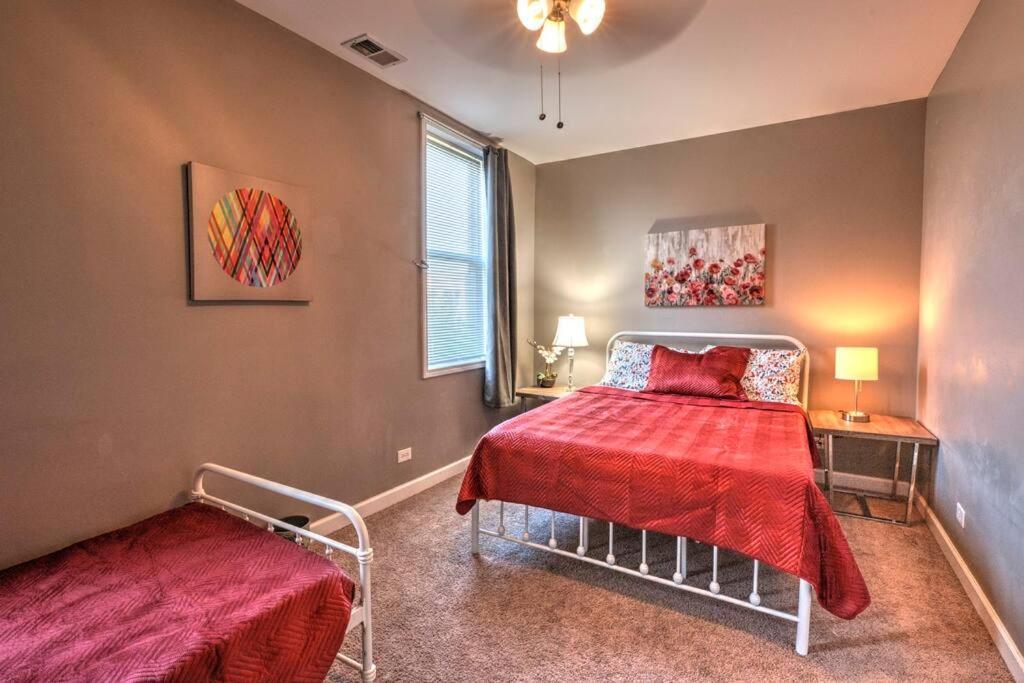 Spacious Row Home Next Transit Near Downtown W Parking Чикаго Екстериор снимка