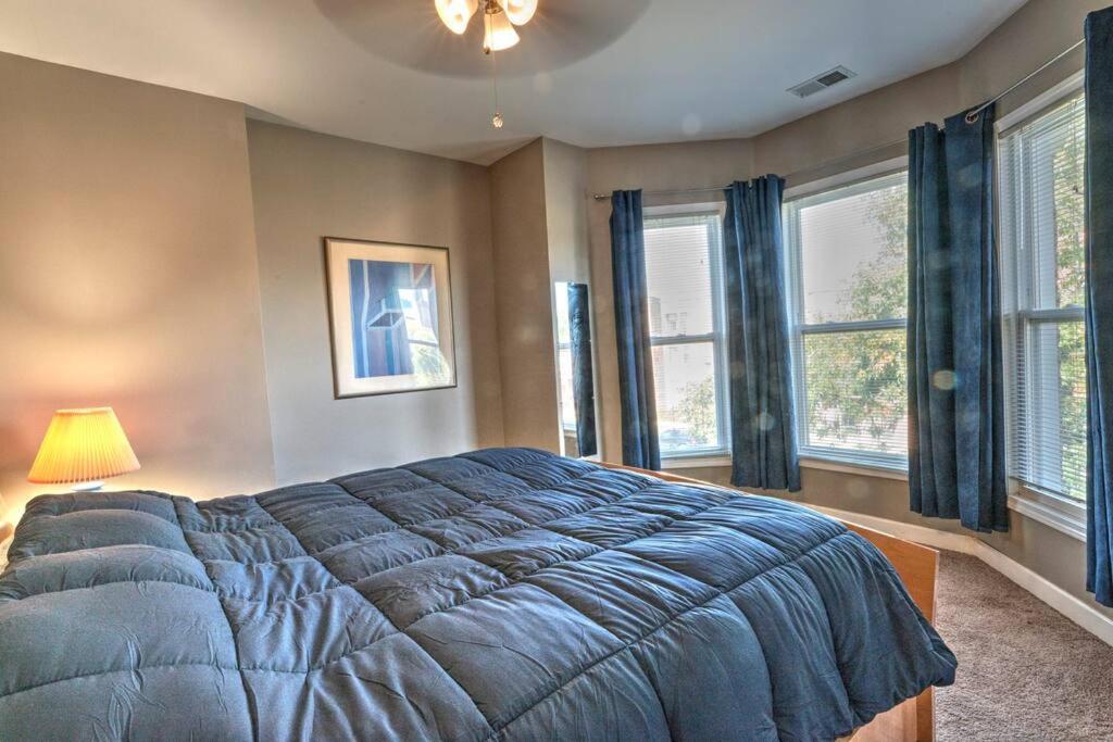 Spacious Row Home Next Transit Near Downtown W Parking Чикаго Екстериор снимка