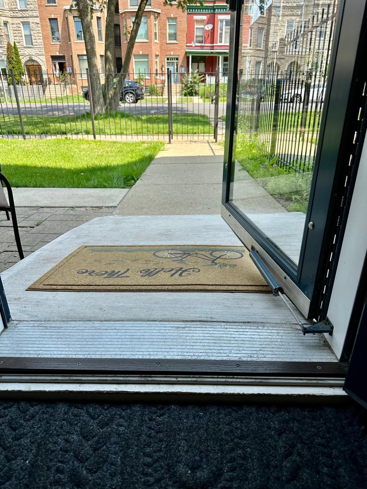 Spacious Row Home Next Transit Near Downtown W Parking Чикаго Екстериор снимка