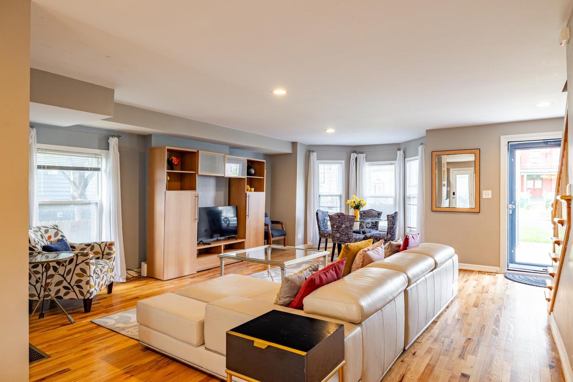 Spacious Row Home Next Transit Near Downtown W Parking Чикаго Екстериор снимка
