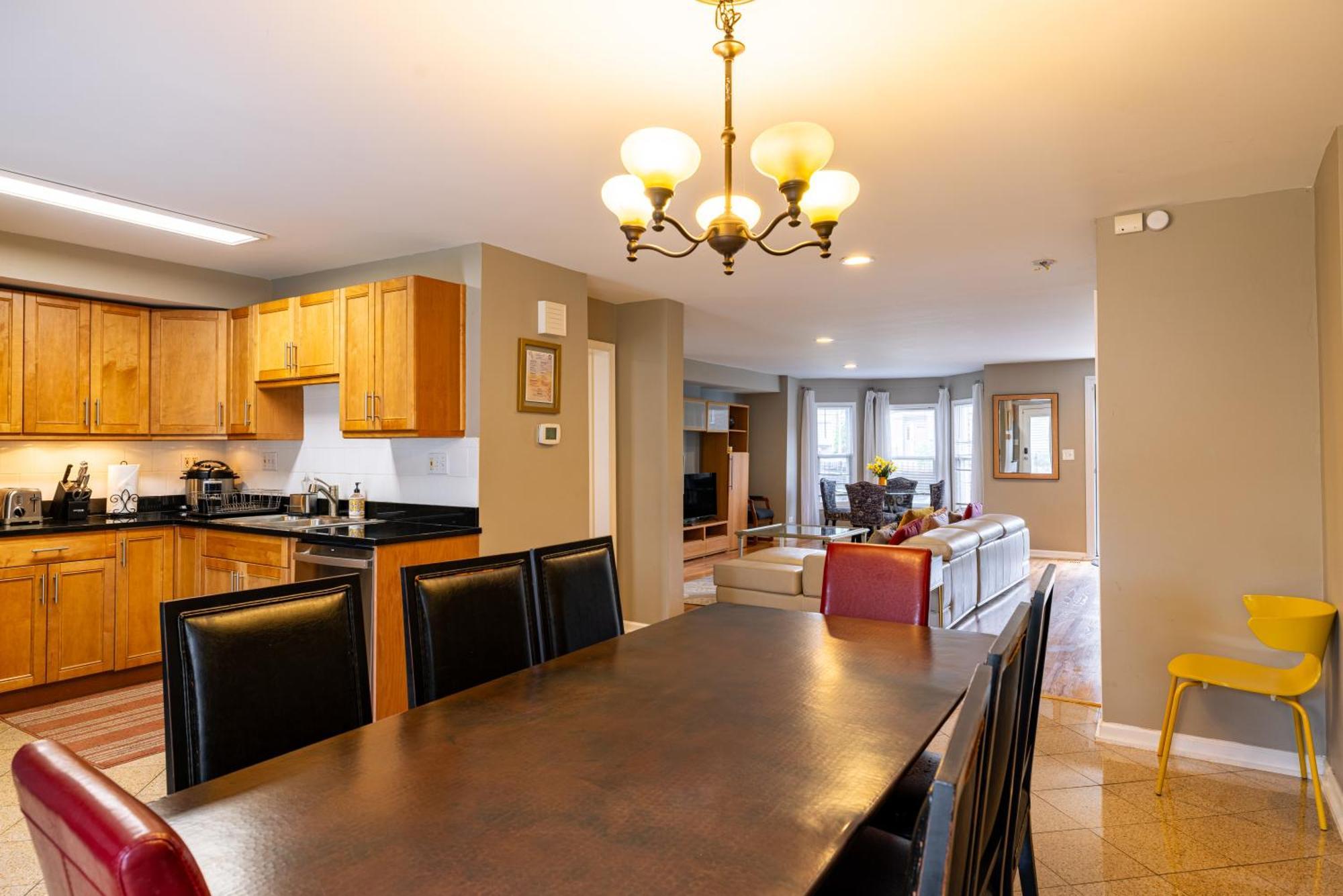 Spacious Row Home Next Transit Near Downtown W Parking Чикаго Екстериор снимка